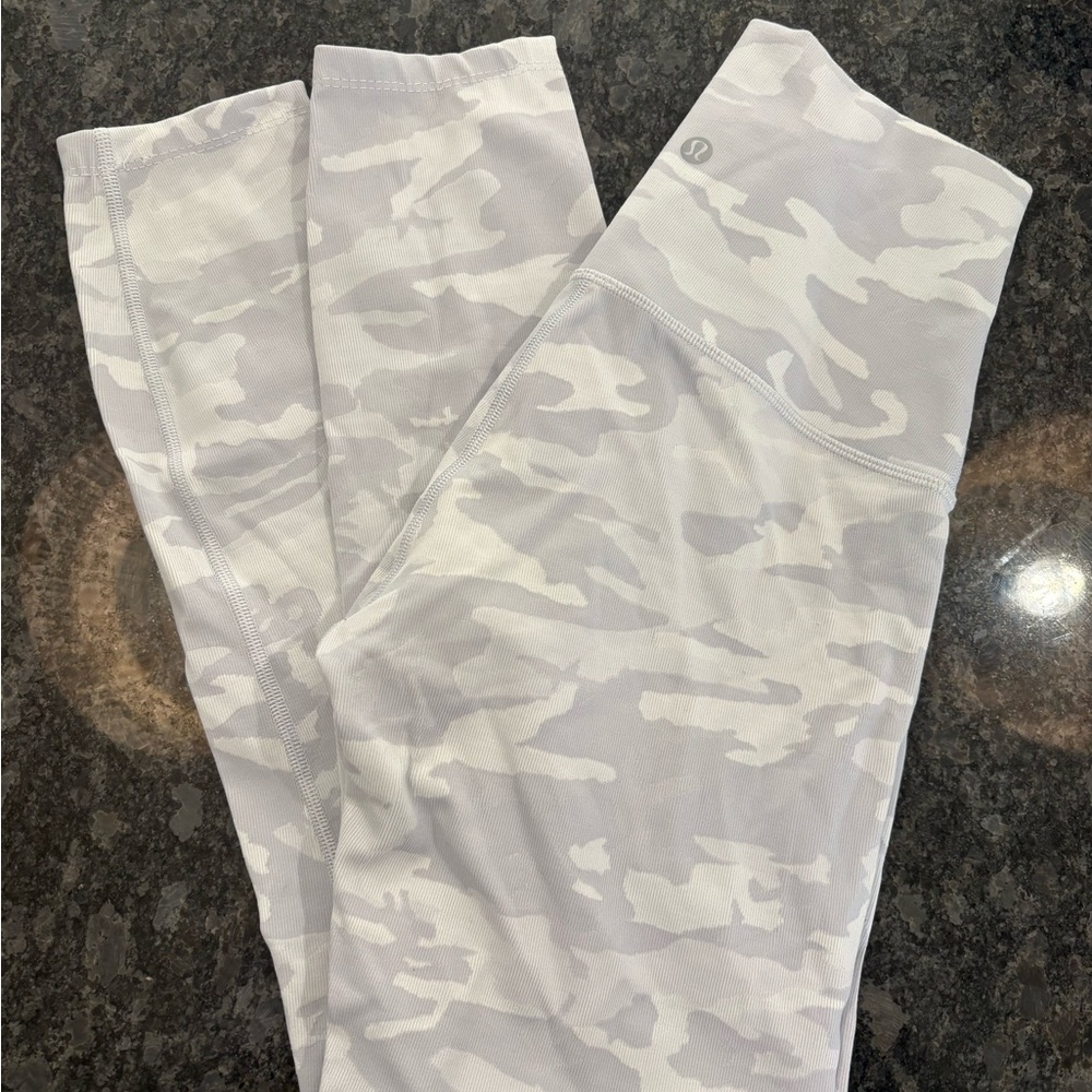 Lululemon Wunder Under Super-High-Rise Tight
28" *Luxtreme leggings, size 6